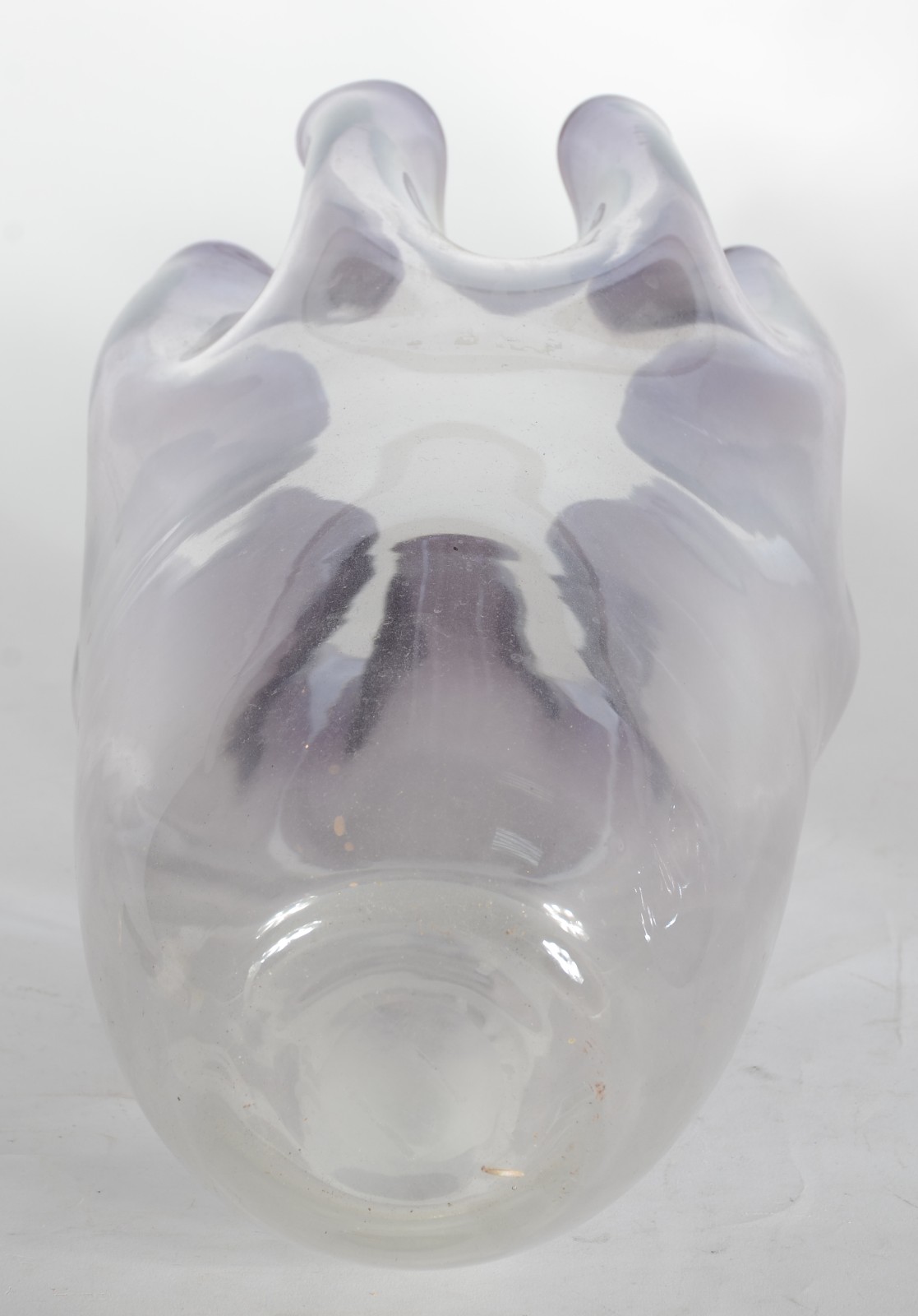 Dois vasos de cristal na cor lilás, borda feitio babado. - foto 4 de 5