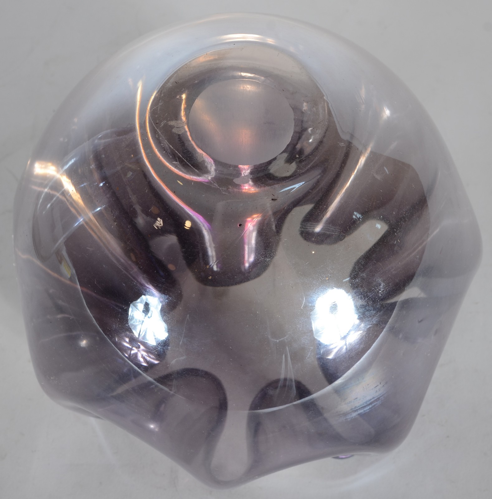 Dois vasos de cristal na cor lilás, borda feitio babado. - foto 5 de 5