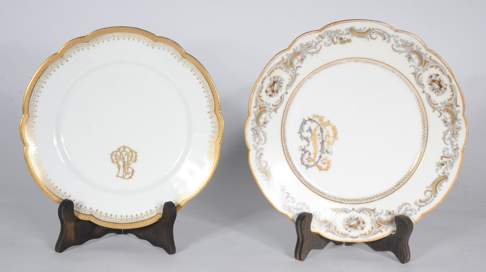Dois pratos de porcelana francesa monogramadas, modelos diversos. - foto 1 de 4