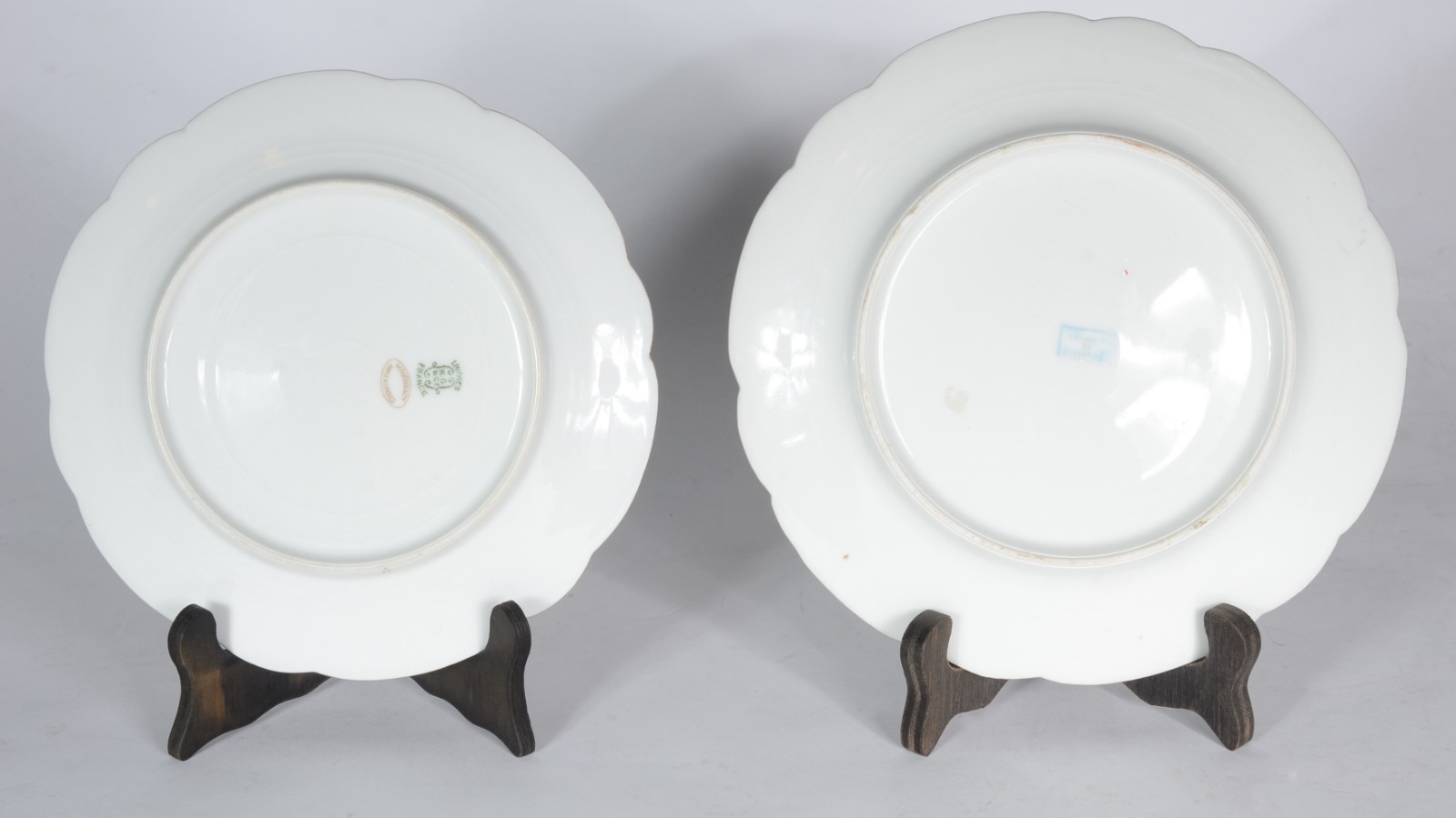 Dois pratos de porcelana francesa monogramadas, modelos diversos. - foto 2 de 4
