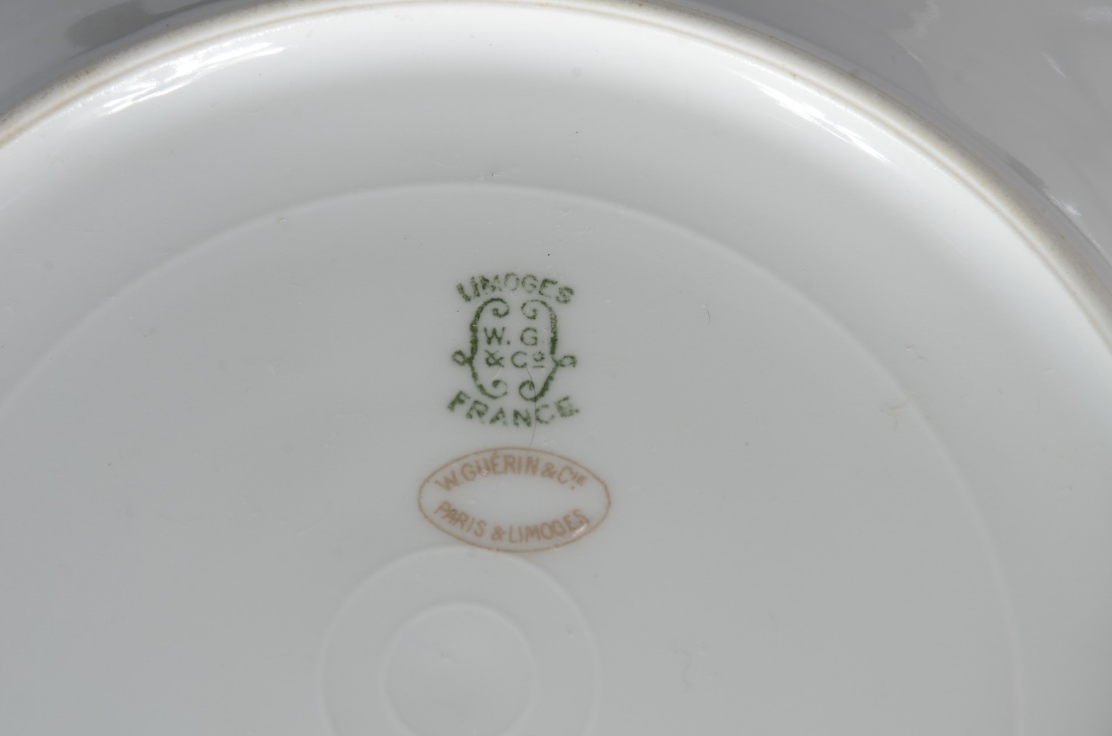 Dois pratos de porcelana francesa monogramadas, modelos diversos. - foto 3 de 4
