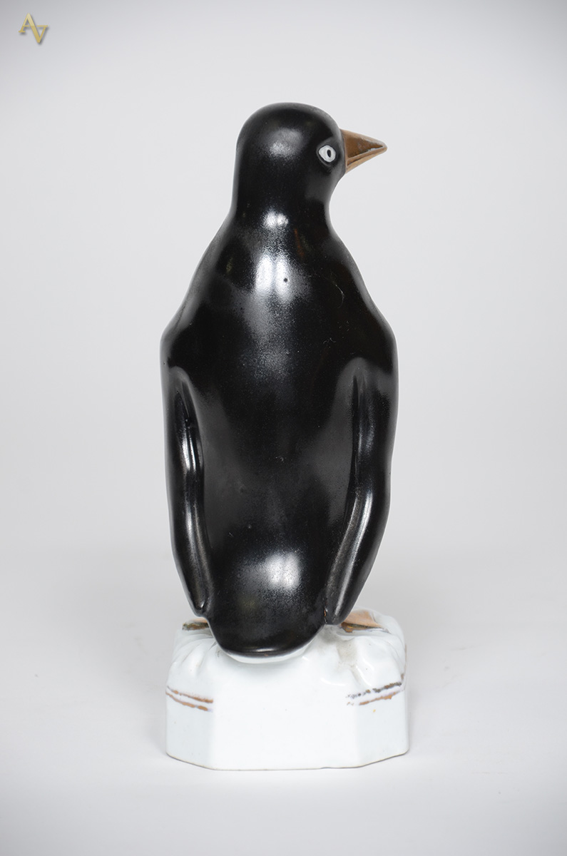 Escultura de porcelana em forma de pinguim nas cores preto e branco... - foto 2 de 2