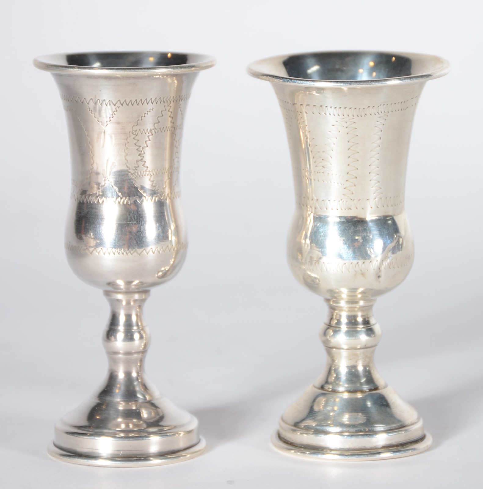 Par de vasos de prata Sterling. Peso da prata: 70 g. (Por motivos de... - foto 1 de 4
