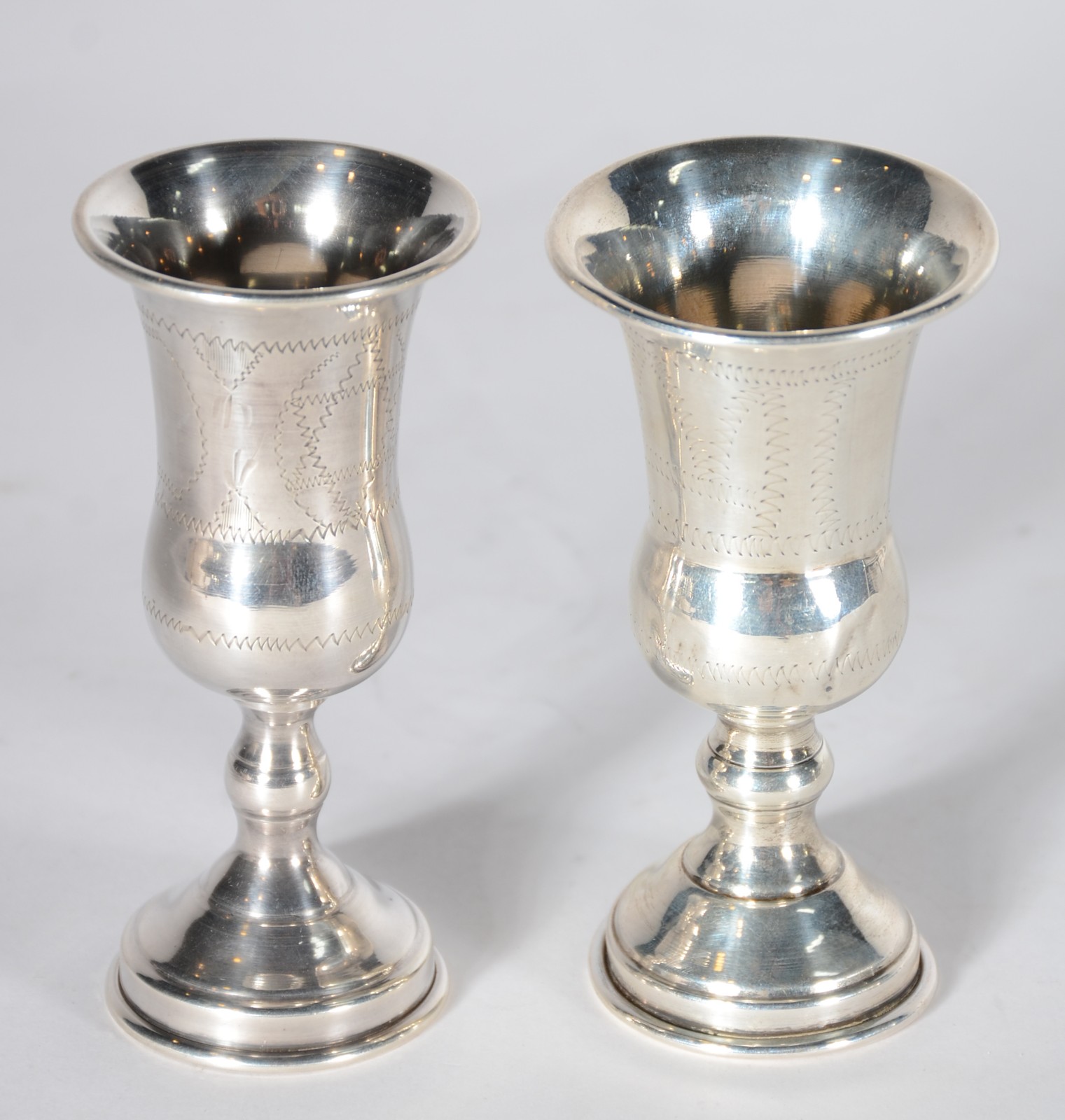 Par de vasos de prata Sterling. Peso da prata: 70 g. (Por motivos de... - foto 2 de 4