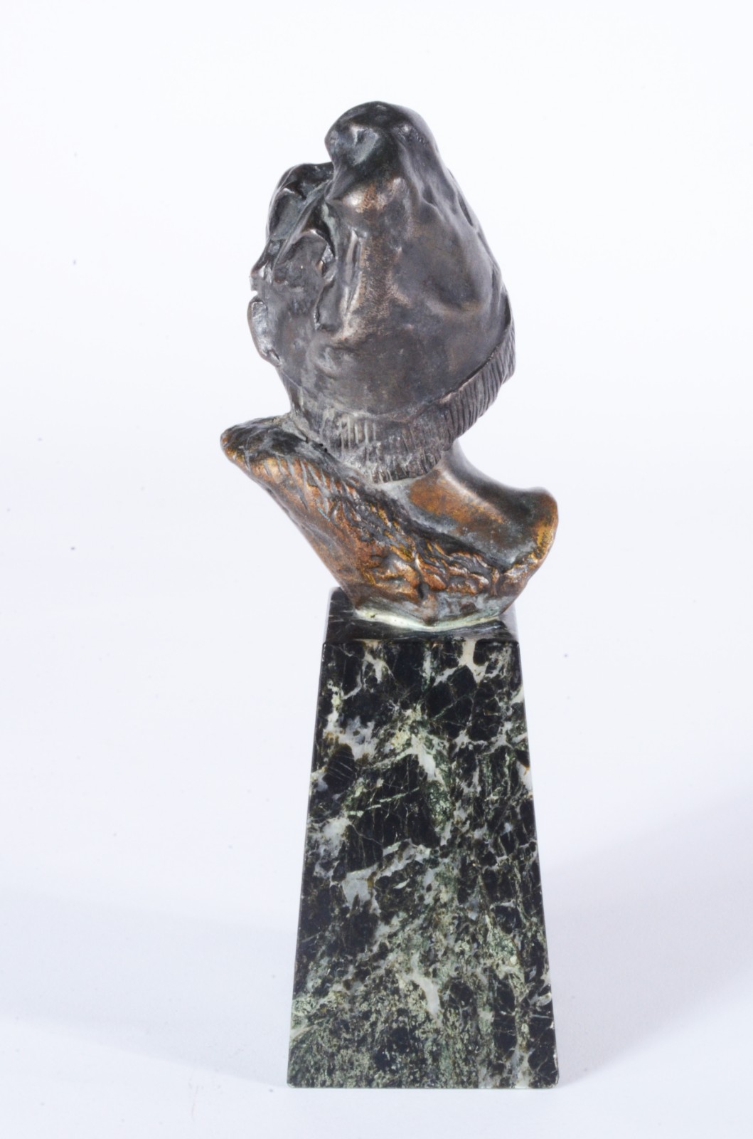 Busto em petit bronze representando figura feminina sobre mármore... - foto 5 de 8