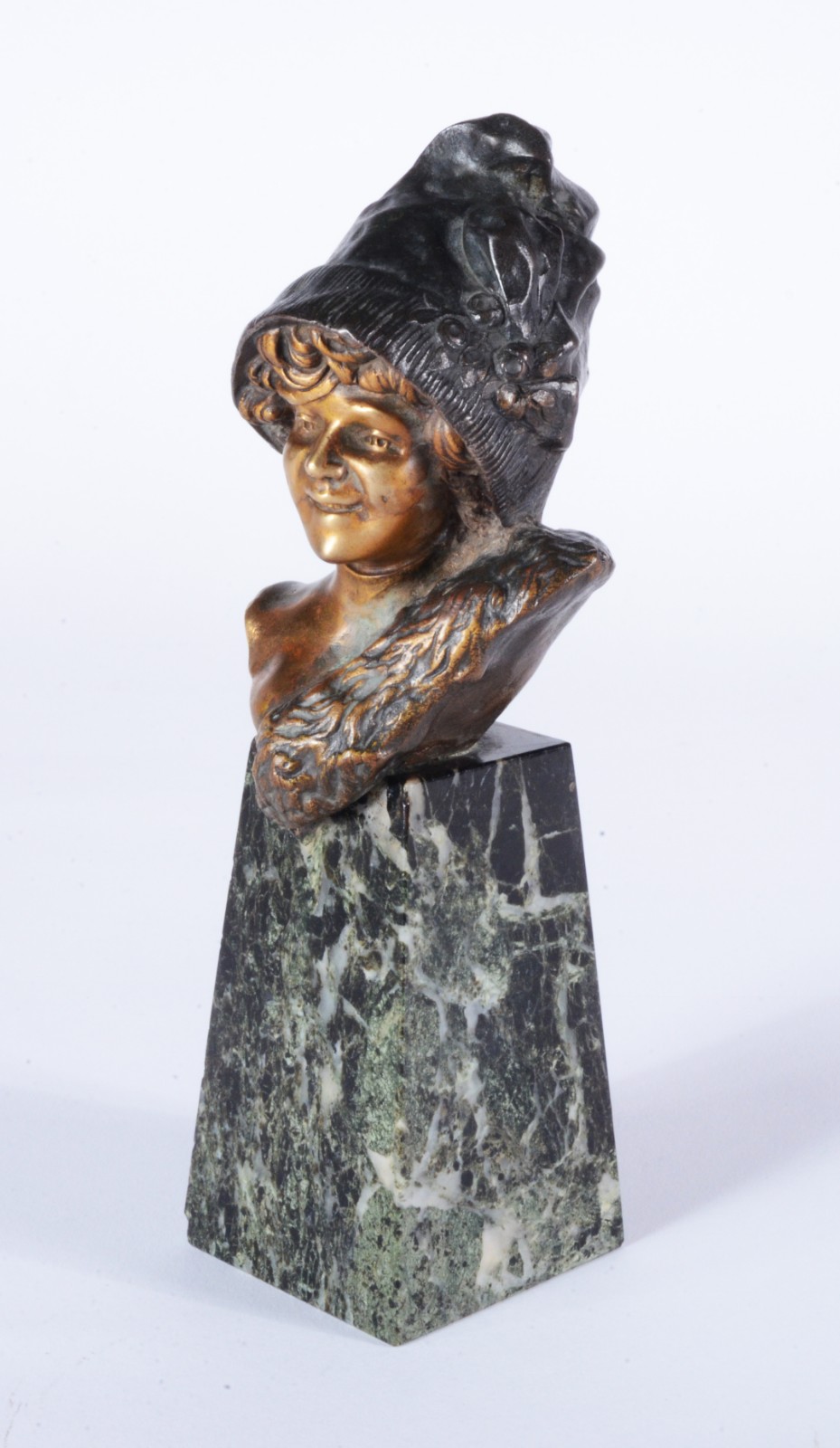 Busto em petit bronze representando figura feminina sobre mármore... - foto 3 de 8