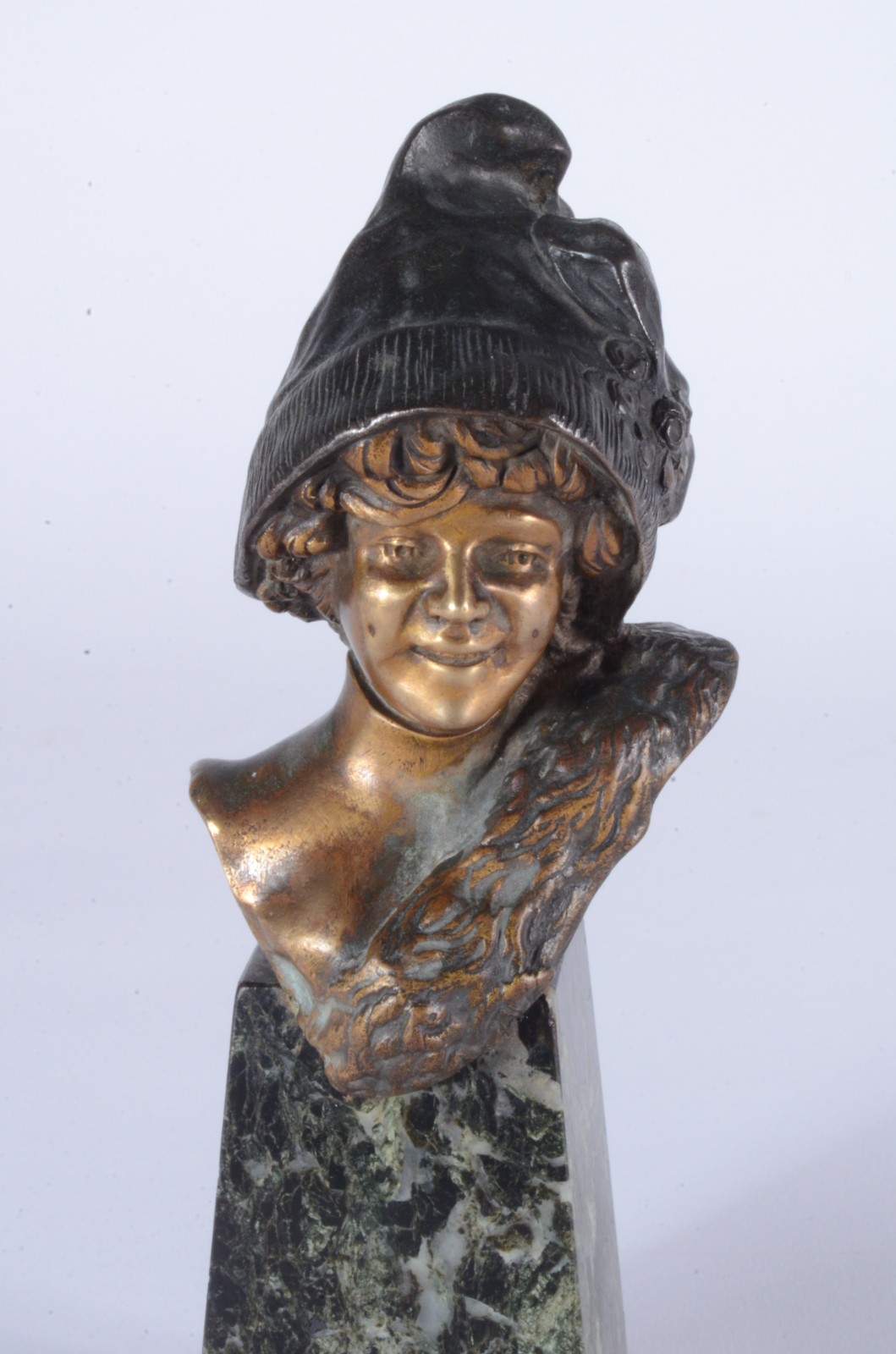Busto em petit bronze representando figura feminina sobre mármore... - foto 2 de 8