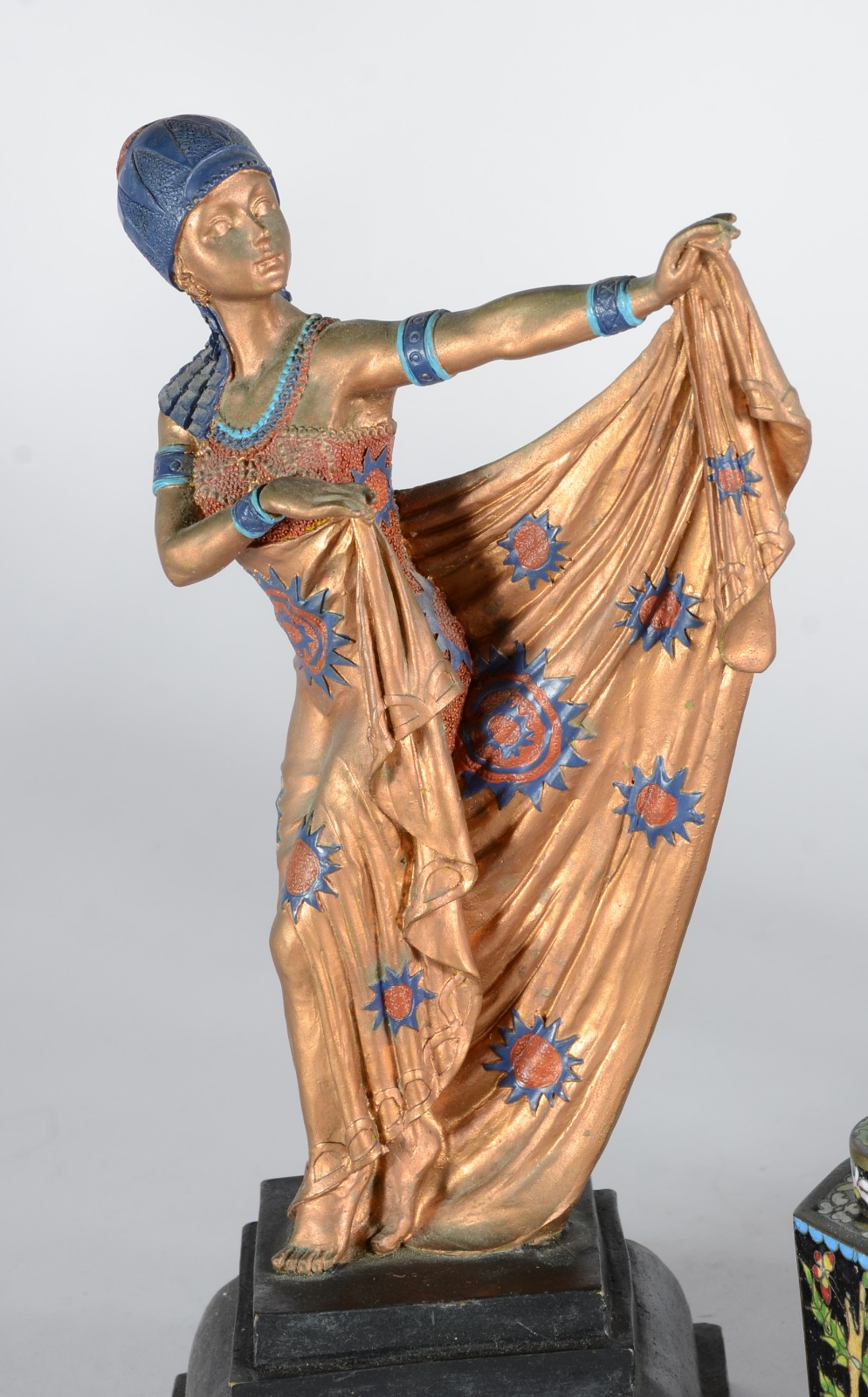 Diversas peças, sendo: uma escultura de porcelana policromada... - foto 2 de 10