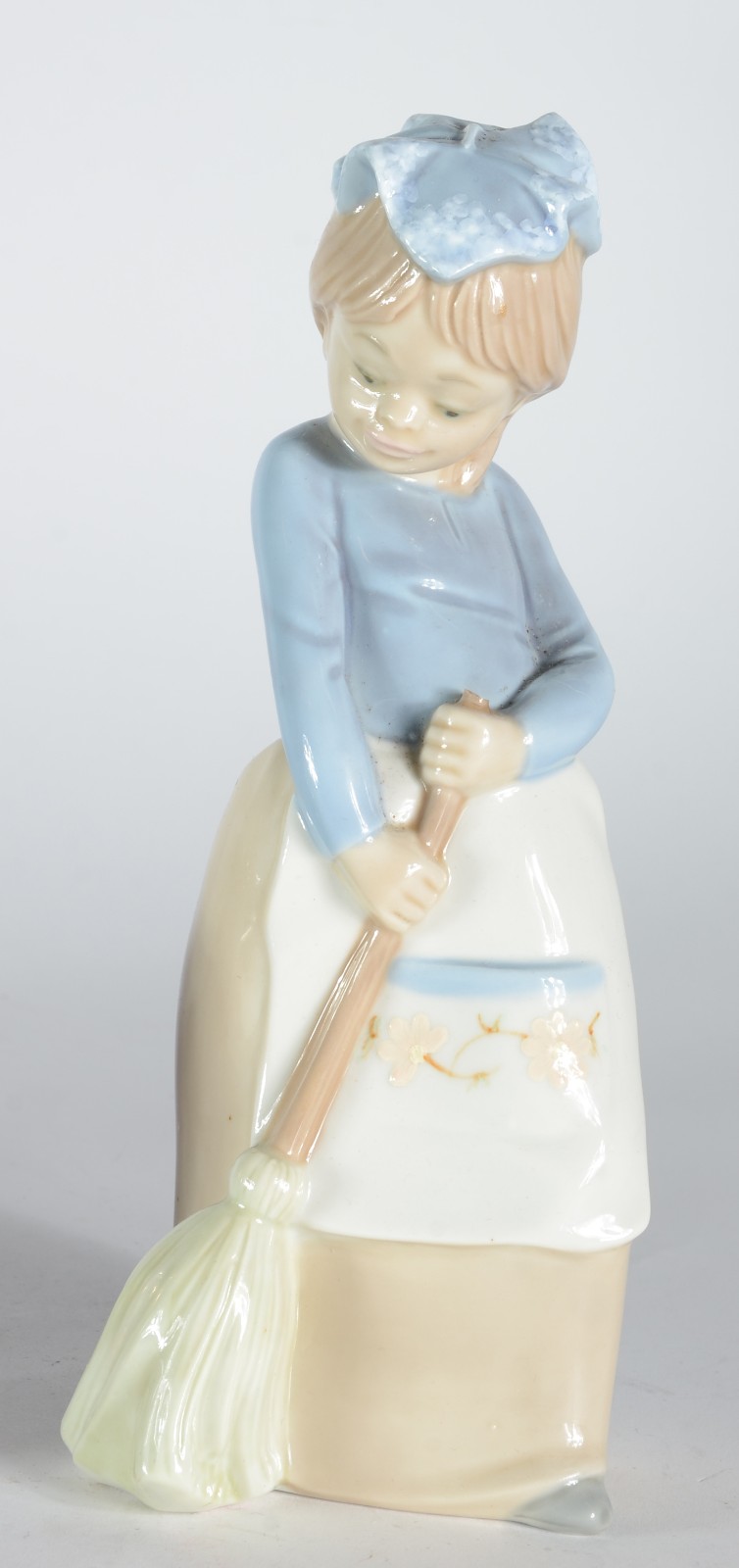 Diversas peças, sendo: uma escultura de porcelana policromada... - foto 3 de 10