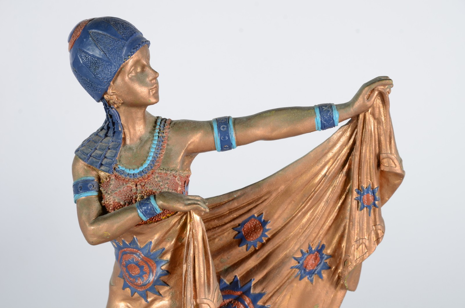 Diversas peças, sendo: uma escultura de porcelana policromada... - foto 7 de 10