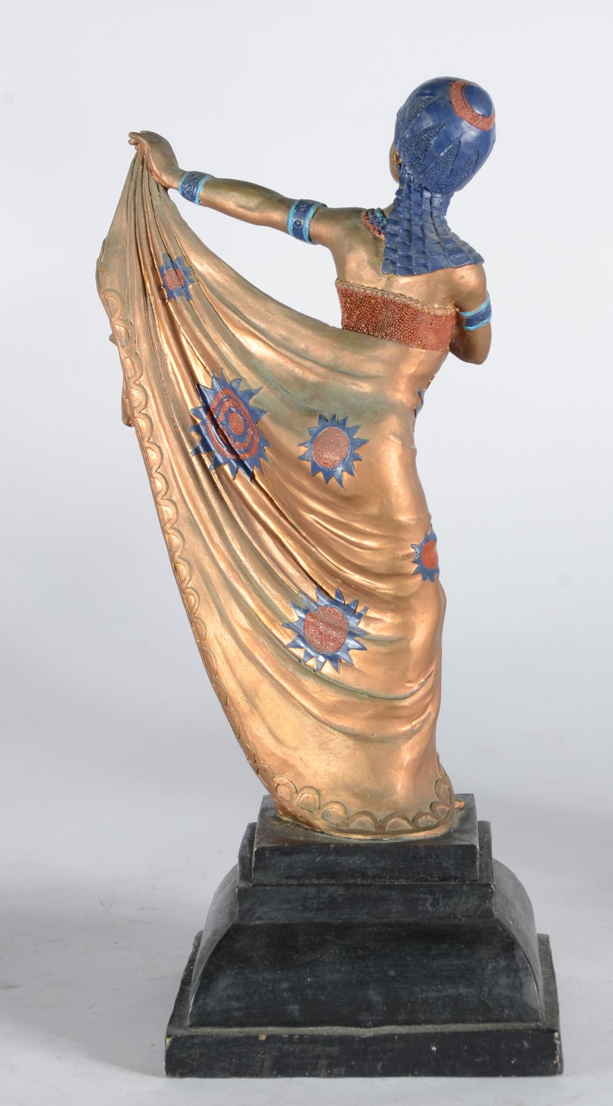 Diversas peças, sendo: uma escultura de porcelana policromada... - foto 8 de 10