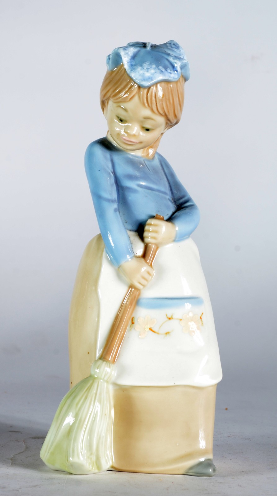Diversas peças, sendo: uma escultura de porcelana policromada... - foto 9 de 10
