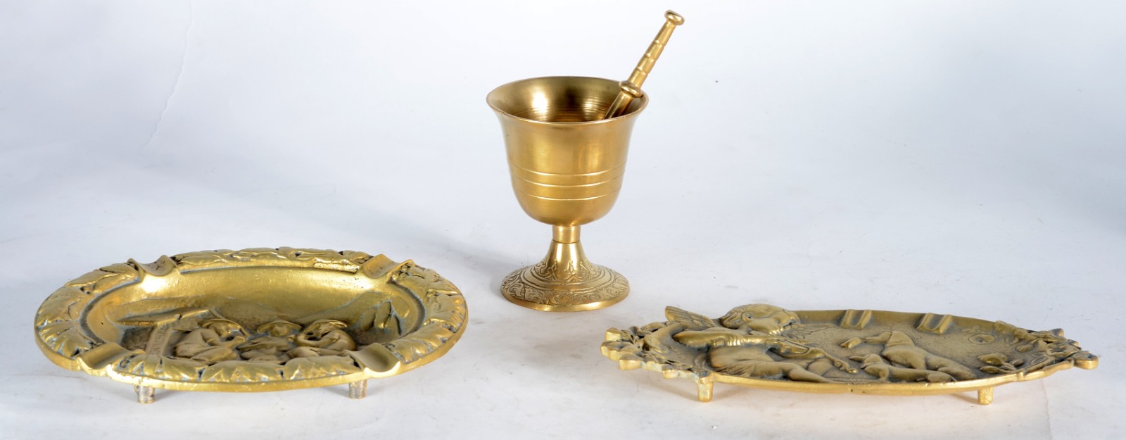 Três peças de bronze, sendo: almofariz, placa com anjo e dois... - foto 1 de 7