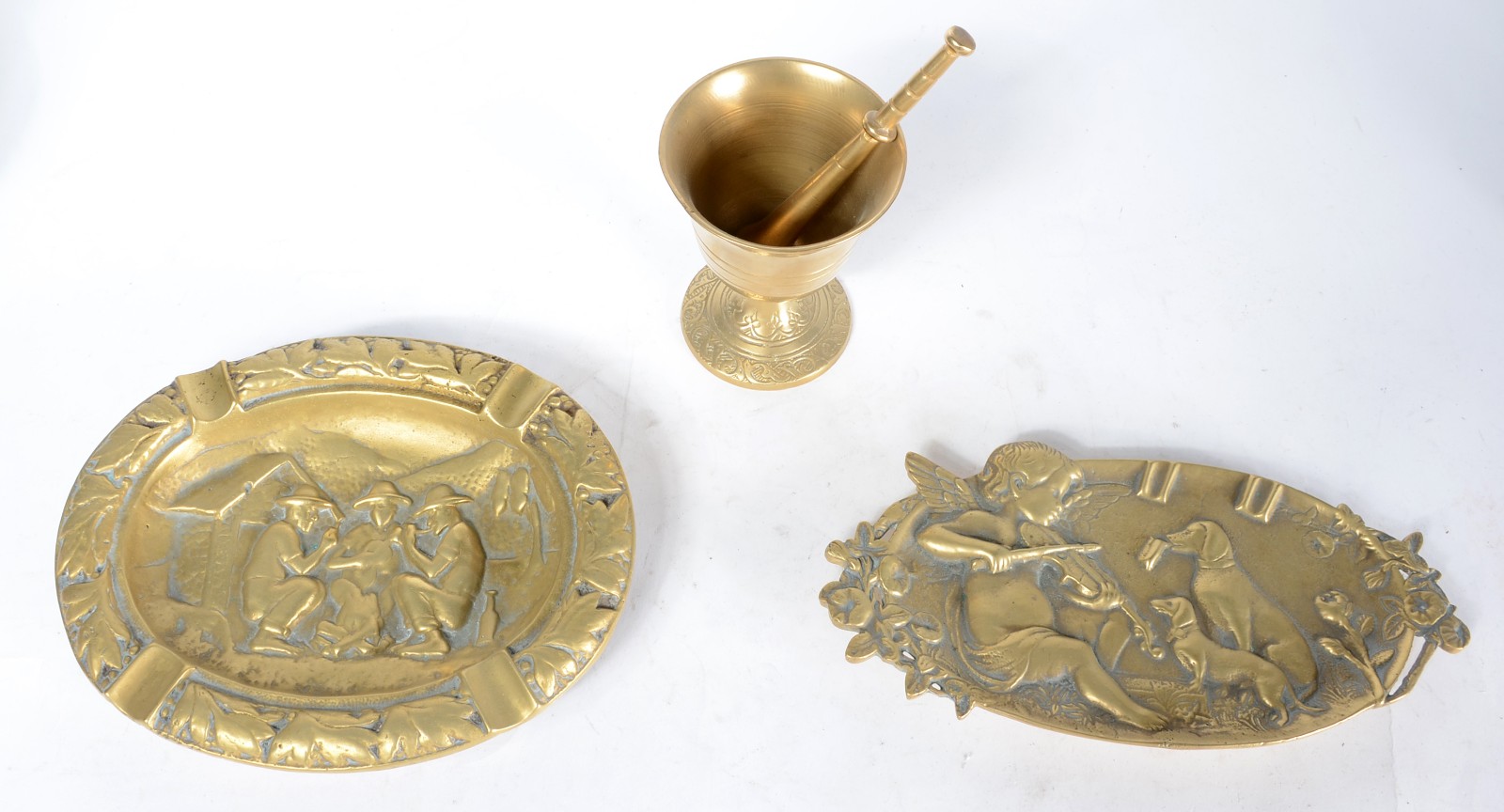 Três peças de bronze, sendo: almofariz, placa com anjo e dois... - foto 2 de 7