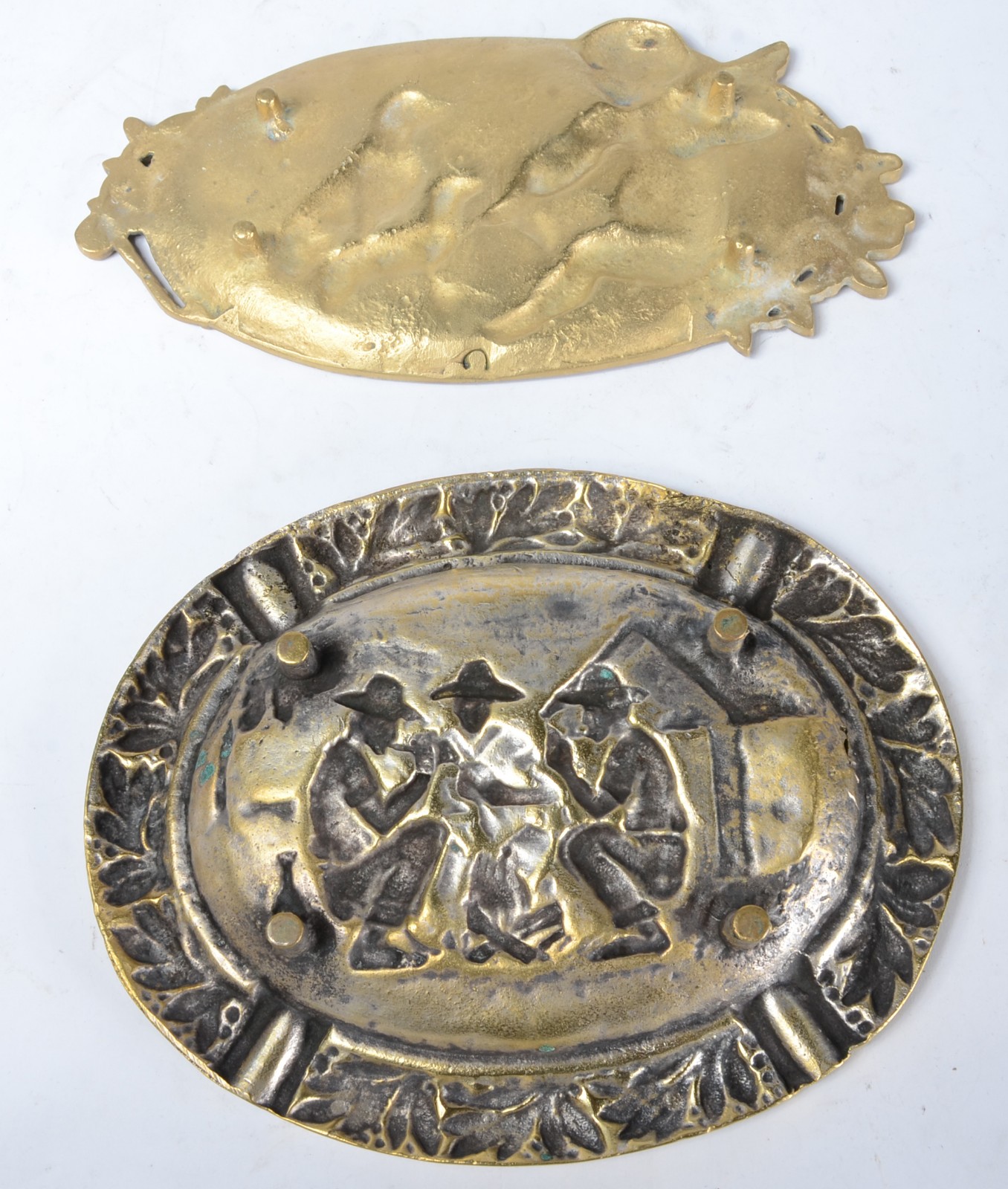 Três peças de bronze, sendo: almofariz, placa com anjo e dois... - foto 5 de 7