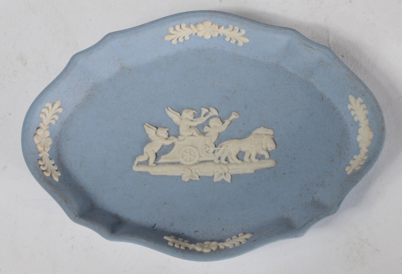 Três peças diversas, sendo: cinzeiro e pratinho de biscuit Wedgwood e... - foto 2 de 8