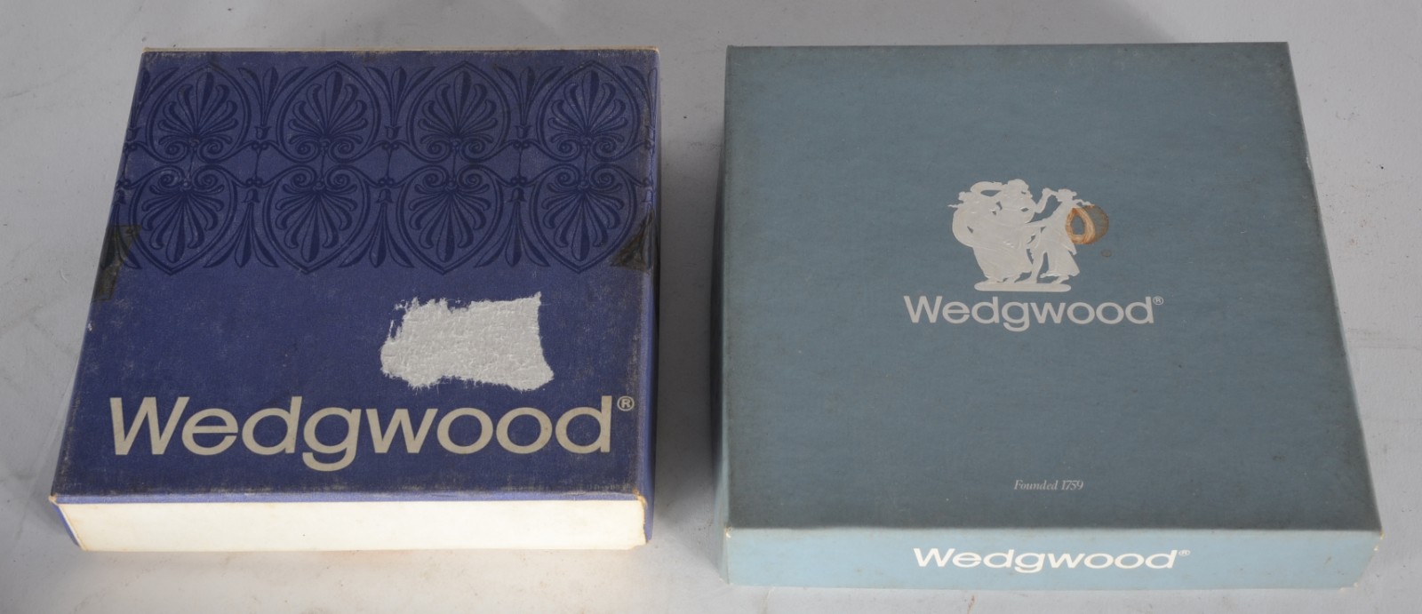 Três peças diversas, sendo: cinzeiro e pratinho de biscuit Wedgwood e... - foto 6 de 8