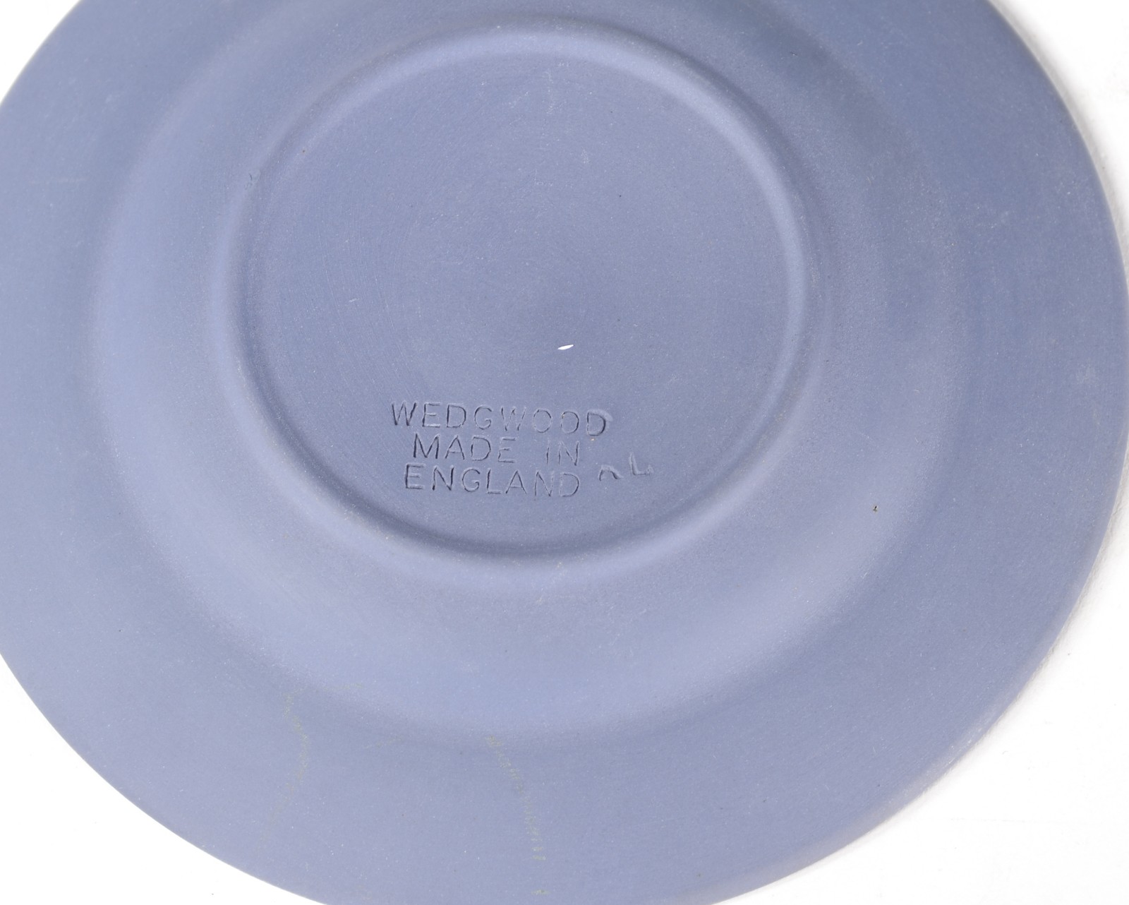 Três peças diversas, sendo: cinzeiro e pratinho de biscuit Wedgwood e... - foto 7 de 8