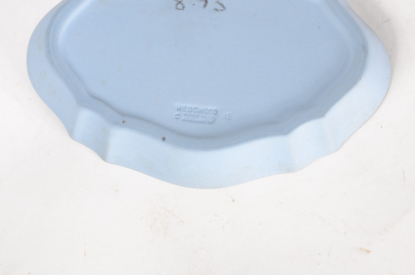 Três peças diversas, sendo: cinzeiro e pratinho de biscuit Wedgwood e... - foto 8 de 8