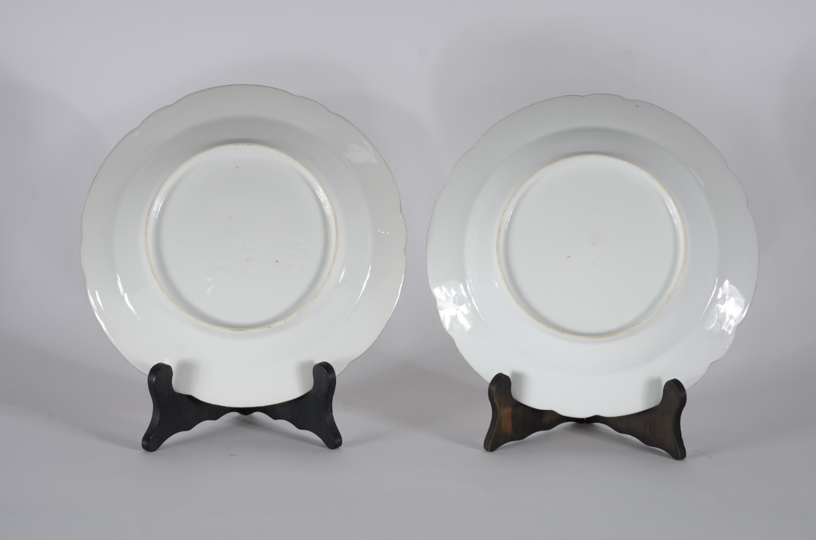Par de pratos fundos de porcelana francesa. Serviço do Paço da... - foto 2 de 2