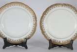 Dois pratos de porcelana francesa, sendo um ras... - Dois pratos de porcelana francesa, sendo um raso e outro fundo. Serviço do Paço da Cidade, século XIX. Peça do mesmo serviço reproduzida na pági...