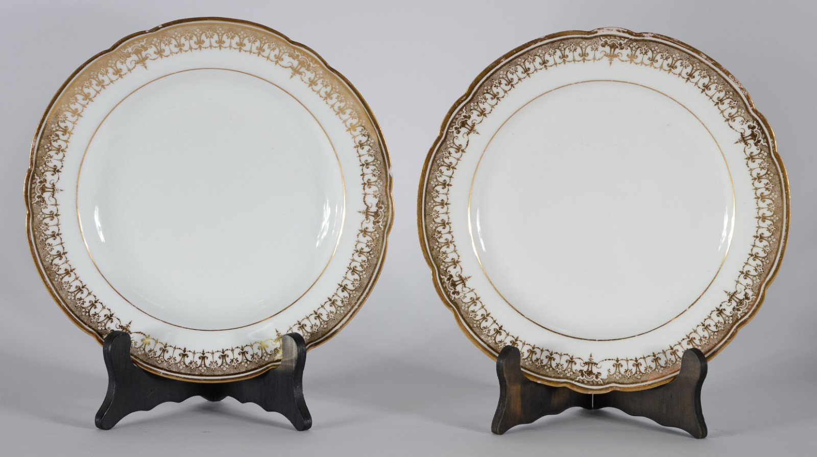 Dois pratos de porcelana francesa, sendo um raso e outro fundo... - foto 1 de 4
