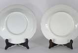 Dois pratos de porcelana francesa, sendo um ras... - Dois pratos de porcelana francesa, sendo um raso e outro fundo. Serviço do Paço da Cidade, século XIX. Peça do mesmo serviço reproduzida na pági...