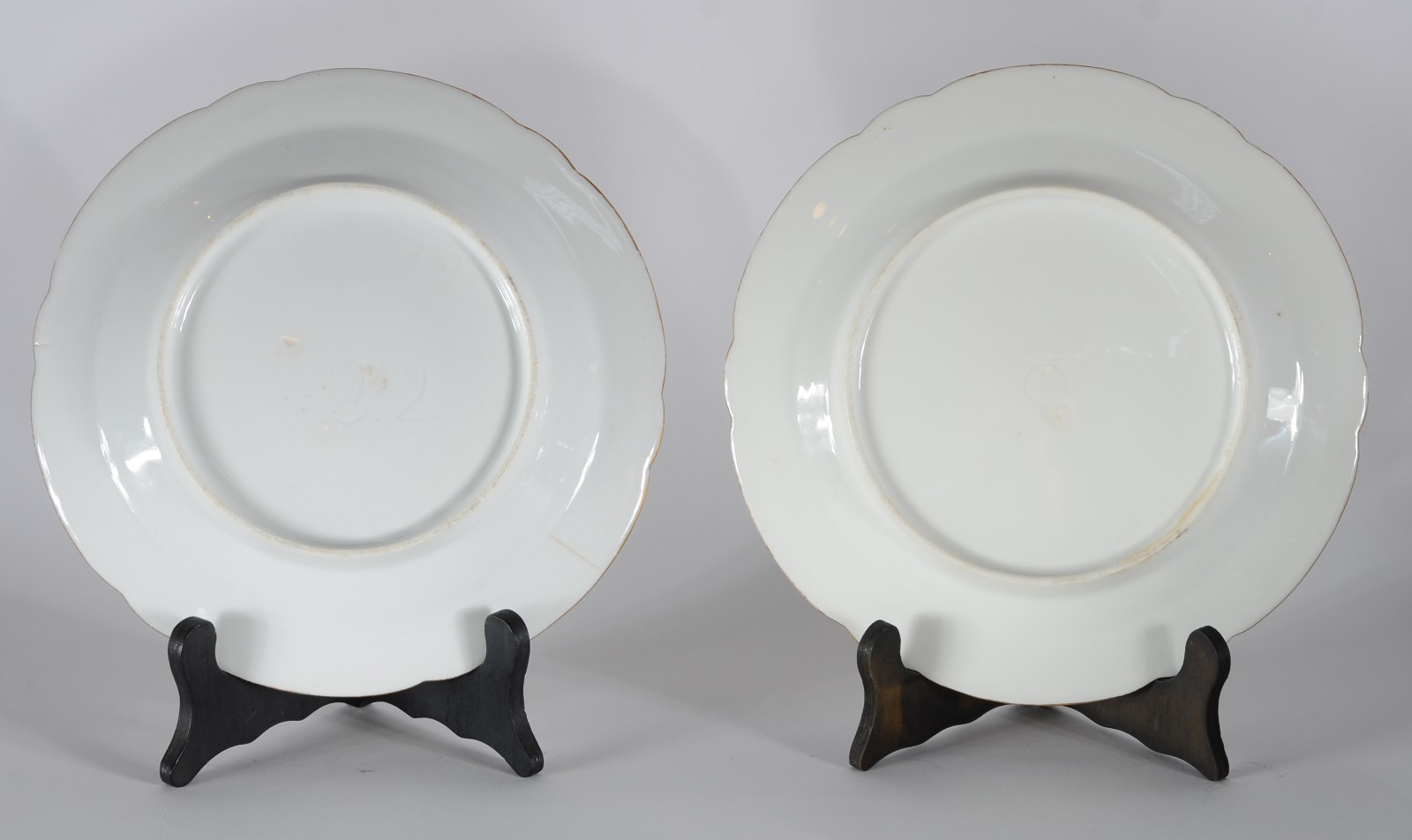 Dois pratos de porcelana francesa, sendo um raso e outro fundo... - foto 2 de 4
