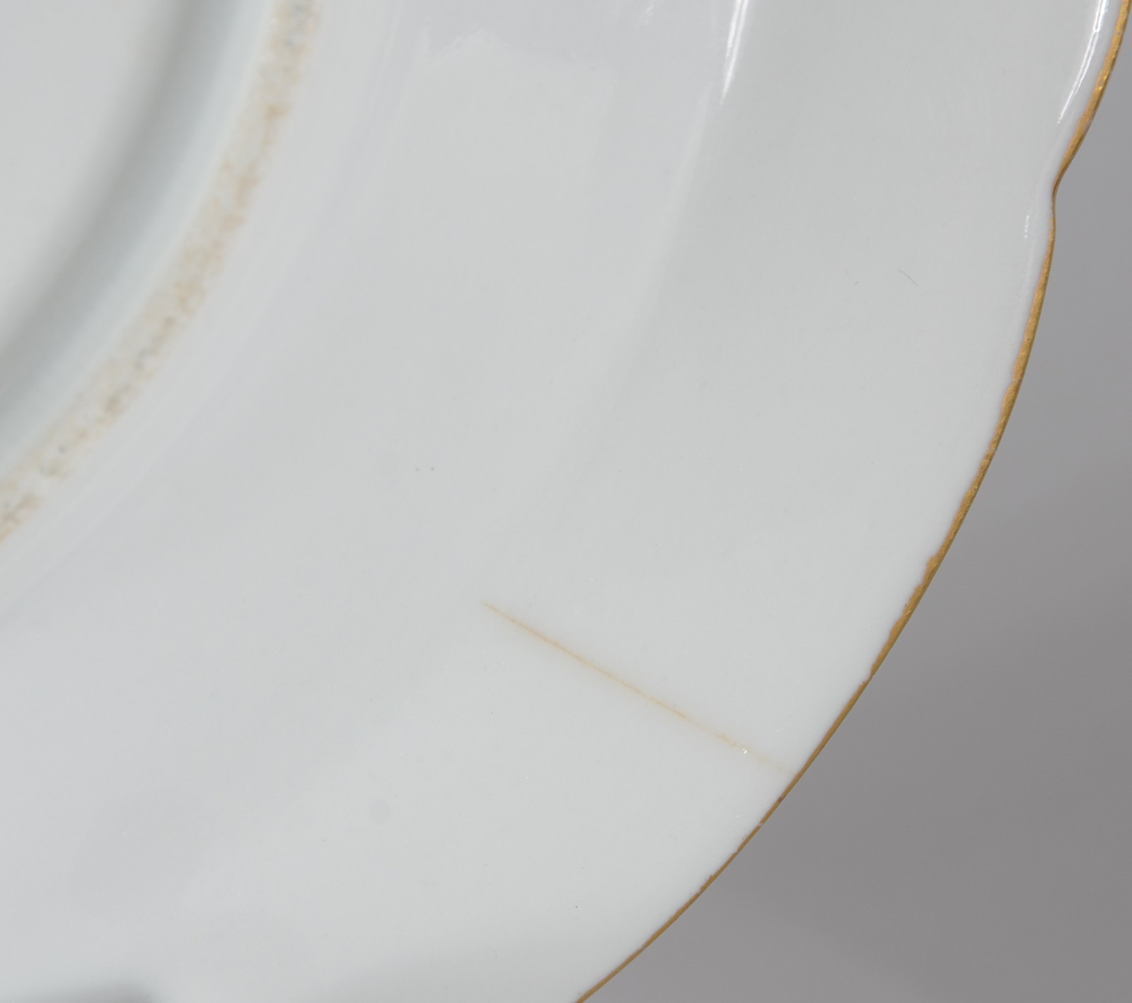 Dois pratos de porcelana francesa, sendo um raso e outro fundo... - foto 3 de 4