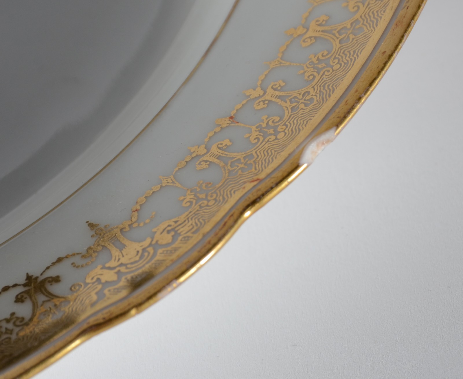 Dois pratos de porcelana francesa, sendo um raso e outro fundo... - foto 4 de 4
