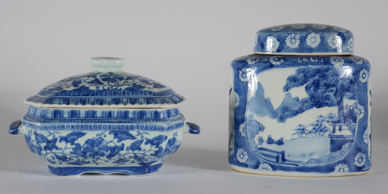 Duas peças de porcelana oriental decoradas em azul e branco, sendo... - foto 1 de 6