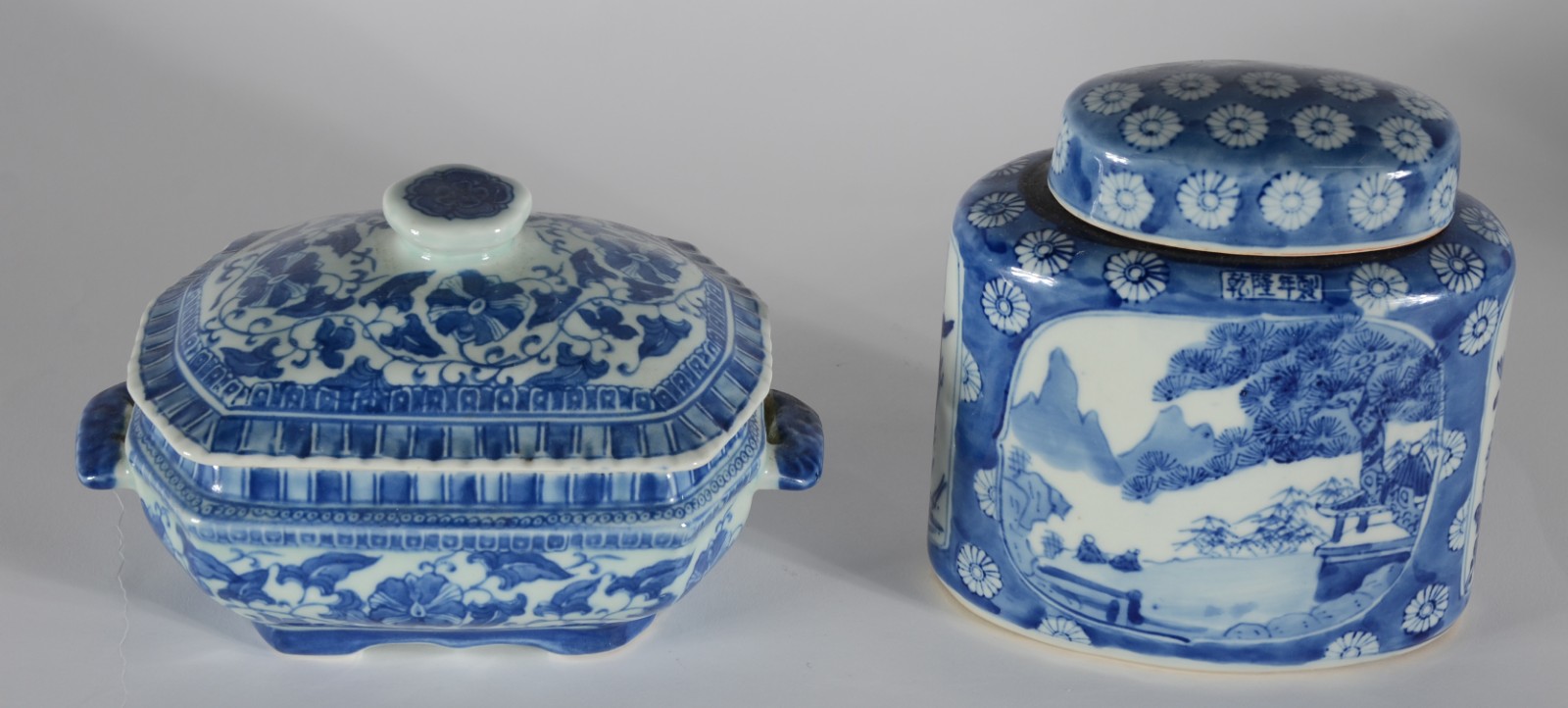 Duas peças de porcelana oriental decoradas em azul e branco, sendo... - foto 2 de 6