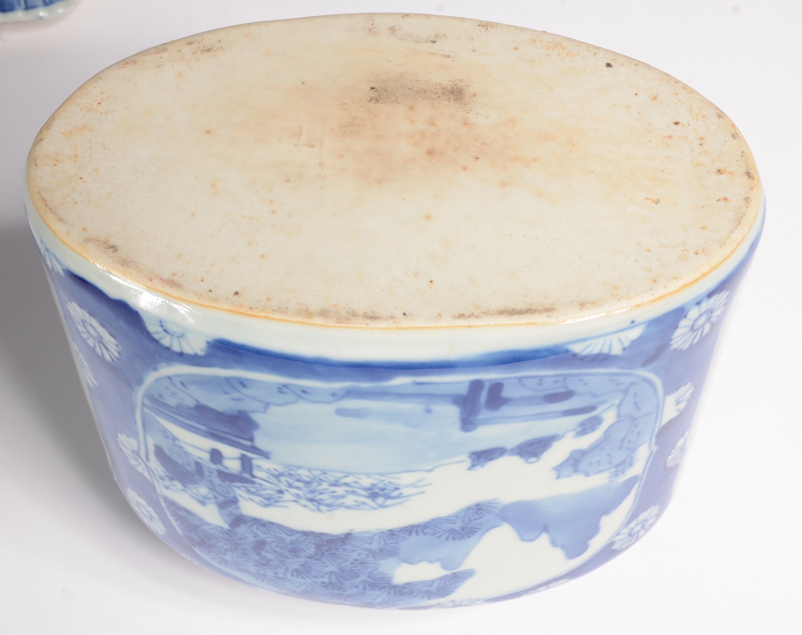 Duas peças de porcelana oriental decoradas em azul e branco, sendo... - foto 5 de 6