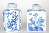 Duas caixas para chá de porcelana oriental deco... - Duas caixas para chá de porcelana oriental decoradas com pássaros e flores em azul e branco.
