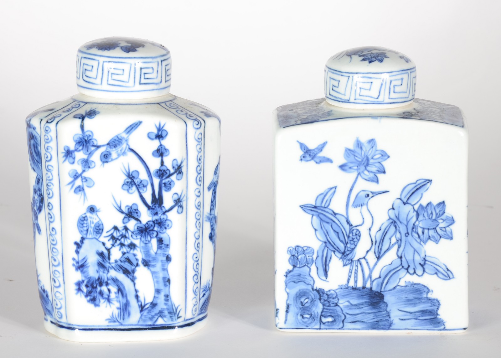 Duas caixas para chá de porcelana oriental decoradas com pássaros e... - foto 1 de 6