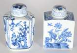 Duas caixas para chá de porcelana oriental deco... - Duas caixas para chá de porcelana oriental decoradas com pássaros e flores em azul e branco.