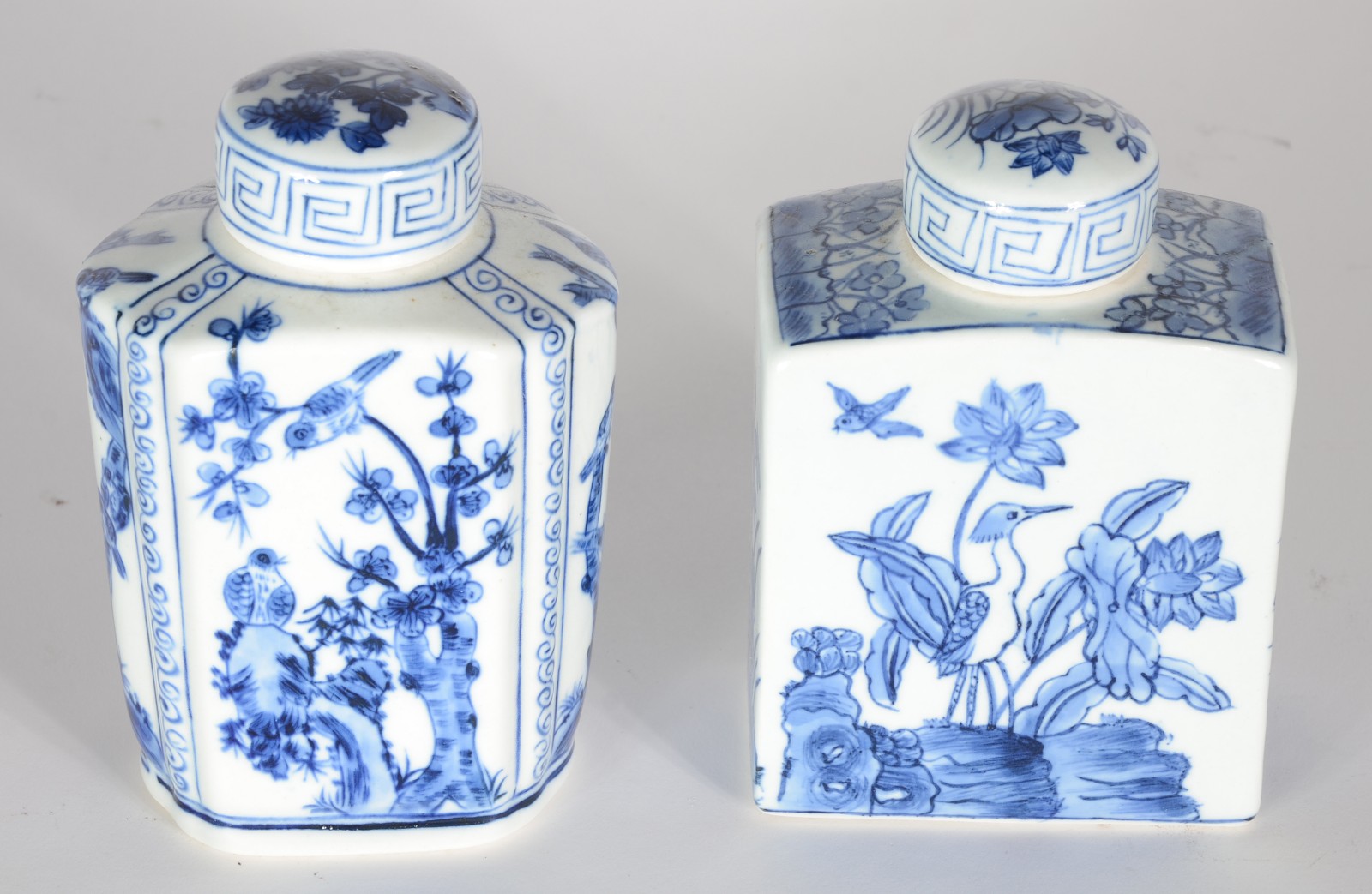 Duas caixas para chá de porcelana oriental decoradas com pássaros e... - foto 2 de 6