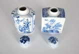 Duas caixas para chá de porcelana oriental deco... - Duas caixas para chá de porcelana oriental decoradas com pássaros e flores em azul e branco.