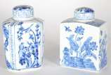 Duas caixas para chá de porcelana oriental deco... - Duas caixas para chá de porcelana oriental decoradas com pássaros e flores em azul e branco.