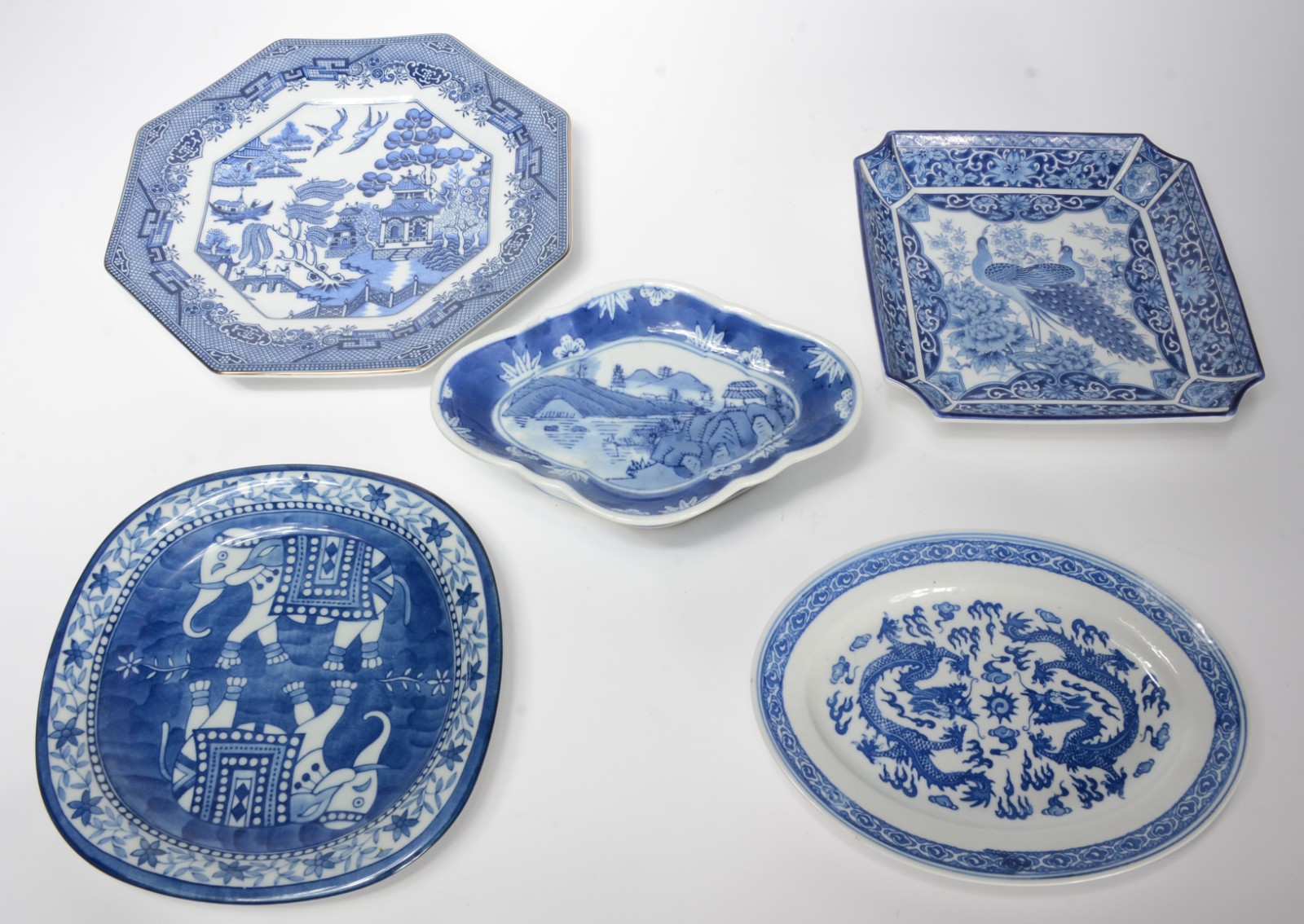 Cinco pratos diversos de porcelana oriental azul e branco. - foto 1 de 9