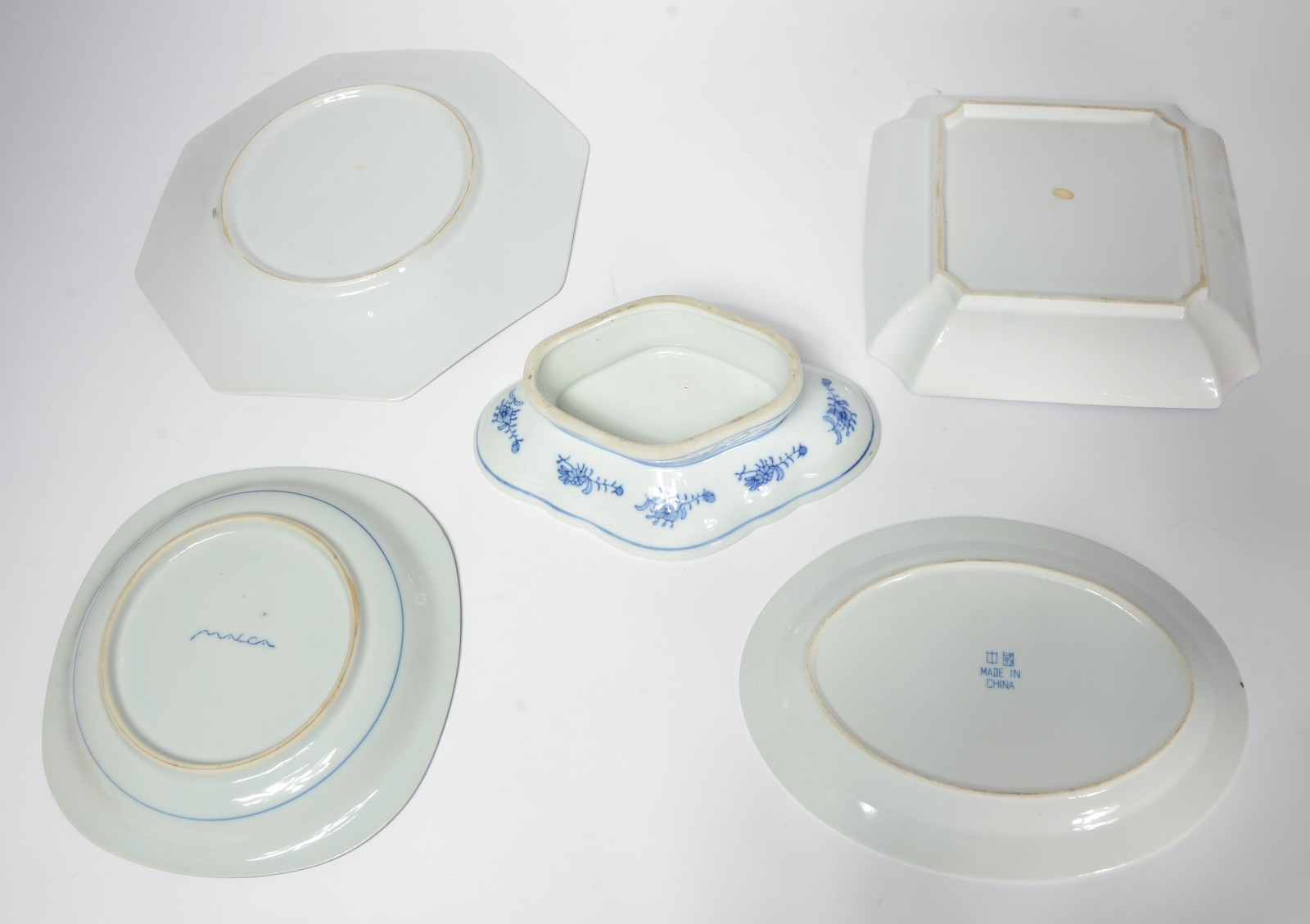 Cinco pratos diversos de porcelana oriental azul e branco. - foto 2 de 9
