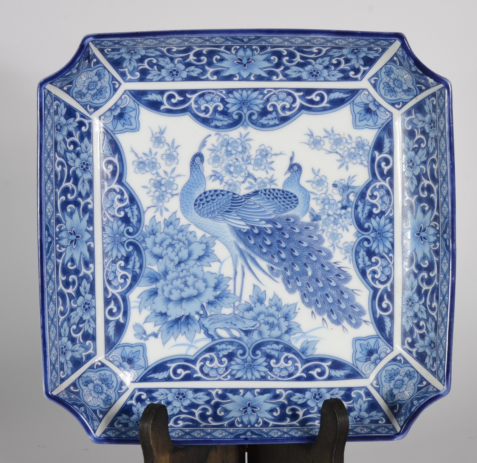 Cinco pratos diversos de porcelana oriental azul e branco. - foto 3 de 9