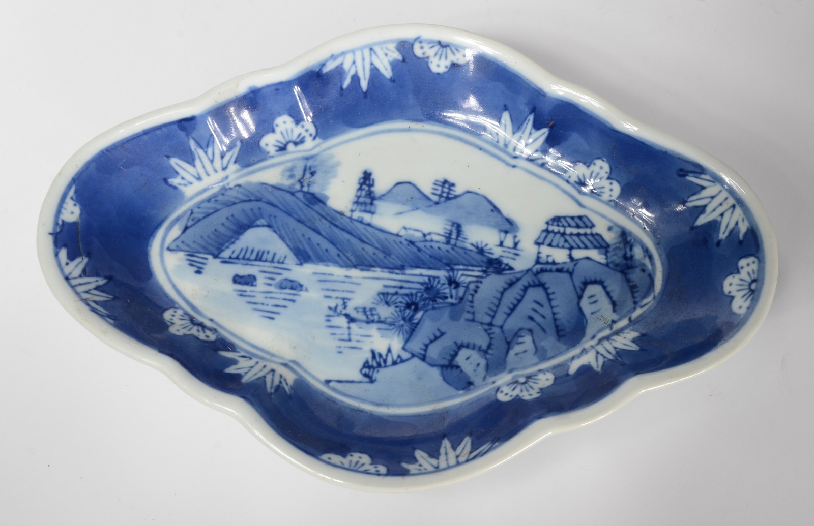 Cinco pratos diversos de porcelana oriental azul e branco. - foto 4 de 9