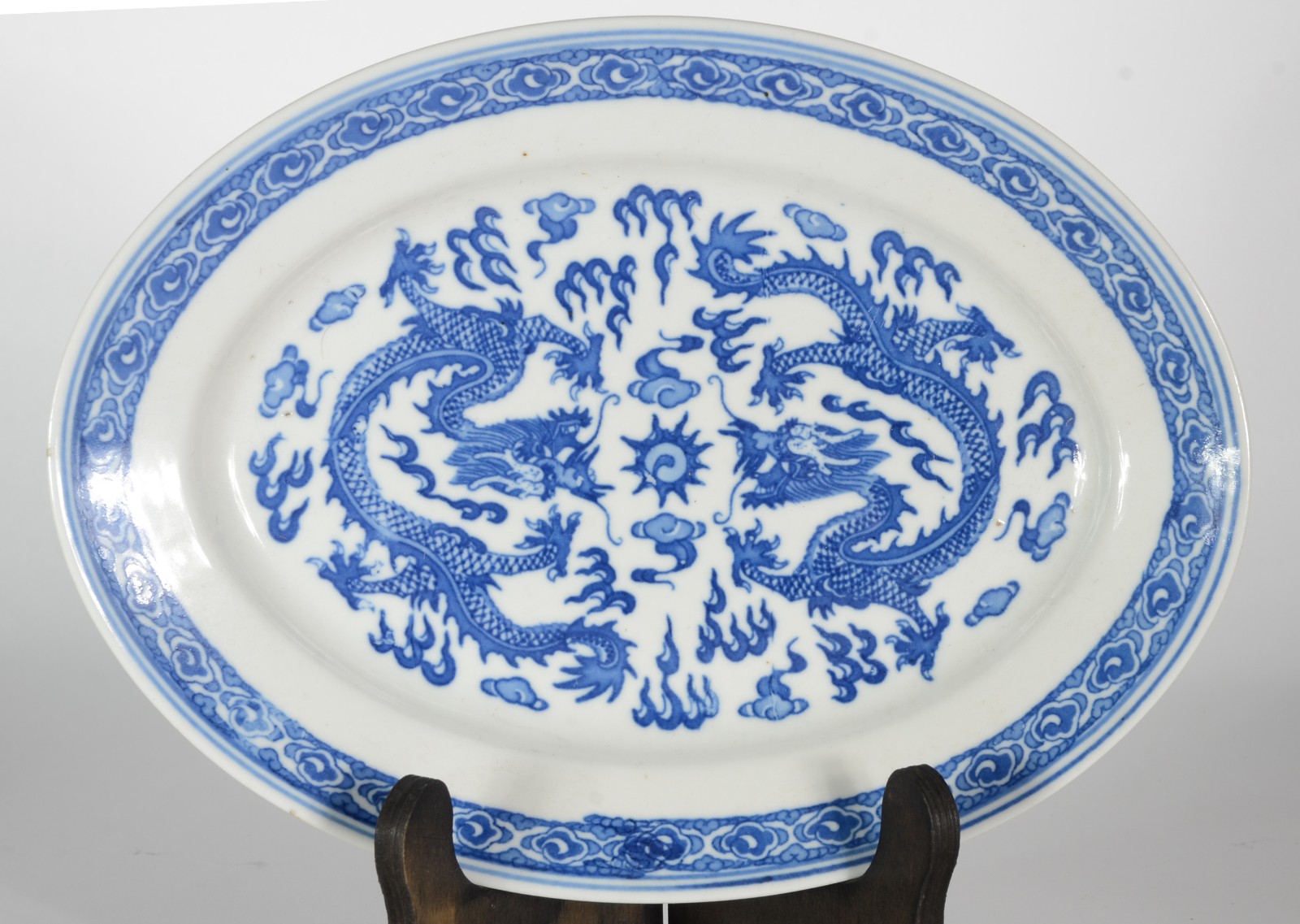 Cinco pratos diversos de porcelana oriental azul e branco. - foto 5 de 9