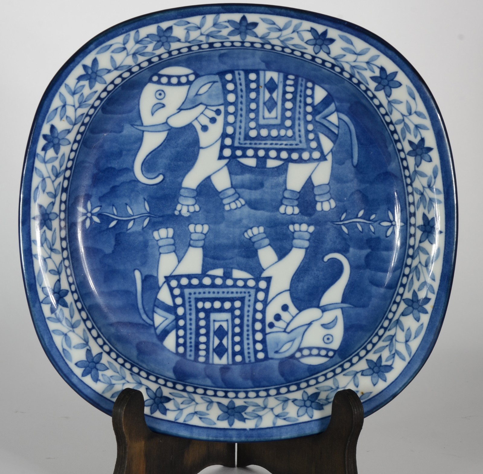 Cinco pratos diversos de porcelana oriental azul e branco. - foto 6 de 9