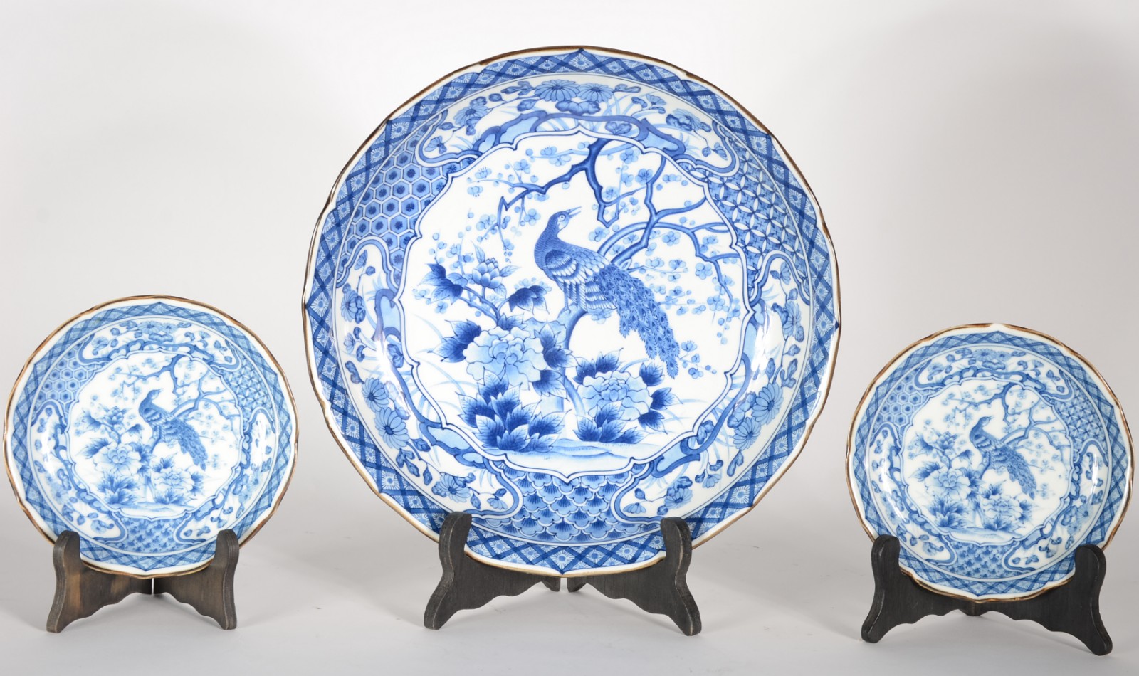 Conjunto de medalhão e par de pratos de porcelana japonesa azul e... - foto 1 de 7
