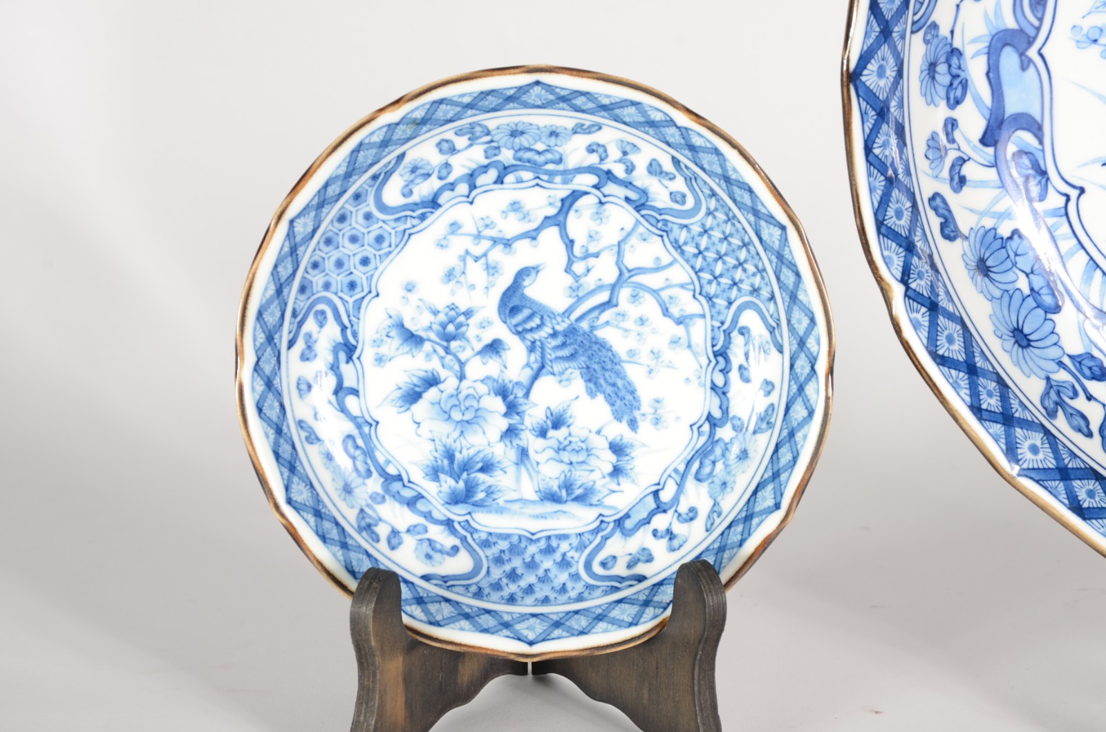 Conjunto de medalhão e par de pratos de porcelana japonesa azul e... - foto 2 de 7