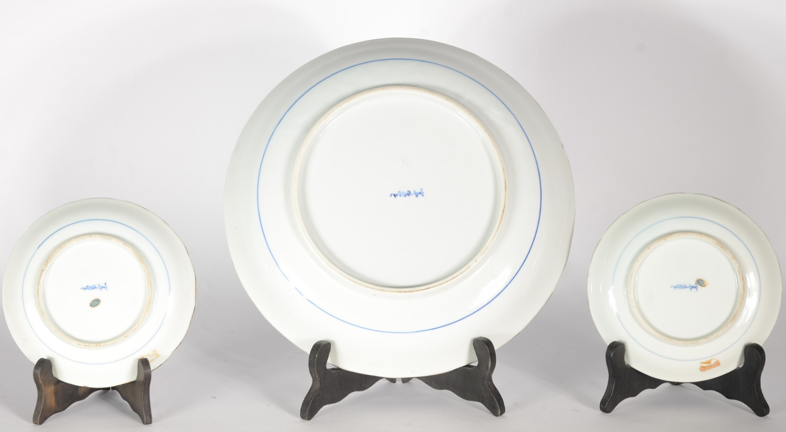 Conjunto de medalhão e par de pratos de porcelana japonesa azul e... - foto 5 de 7