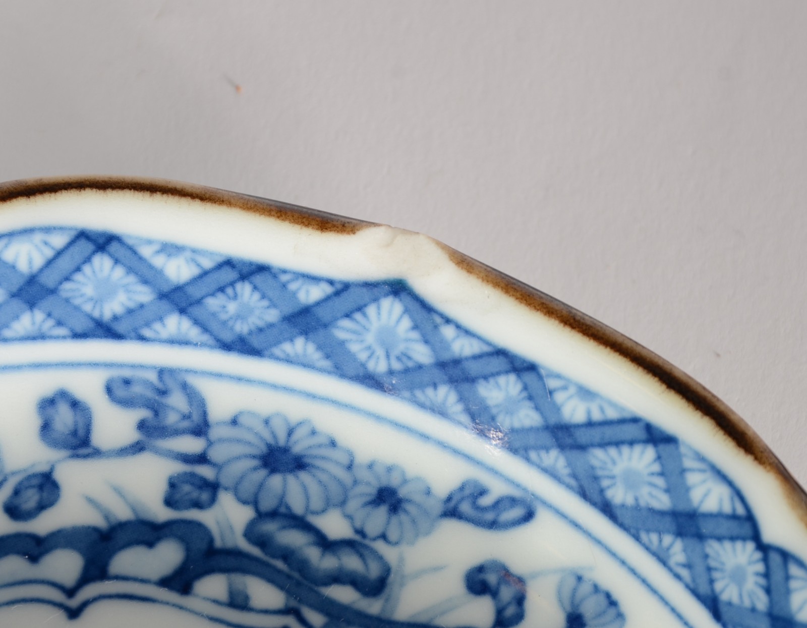 Conjunto de medalhão e par de pratos de porcelana japonesa azul e... - foto 7 de 7