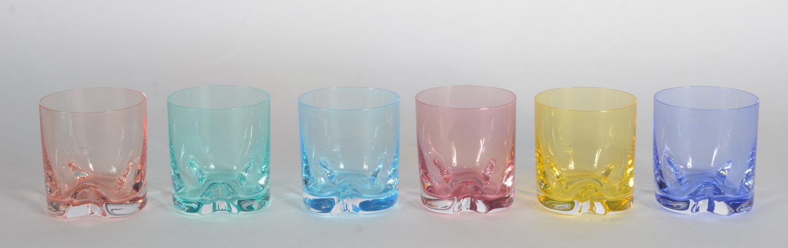 Conjunto com 6 copos para whisky de cristal colorido. - foto 1 de 3